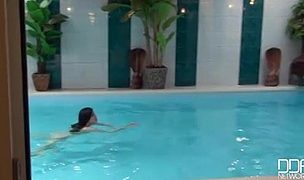 lascivious looks – a cock sucking hottie at the swimming pool Featuring Alice Nice, Figi